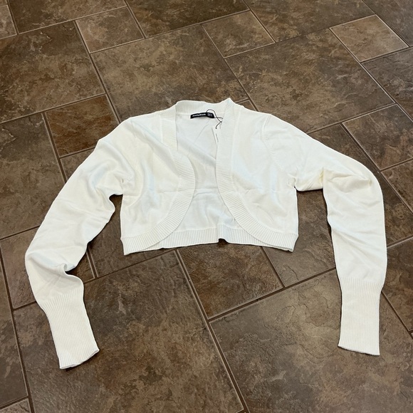 ❄3/$26 Xmas sale❄ Ivory White Cropped Cardigan - Picture 1 of 3